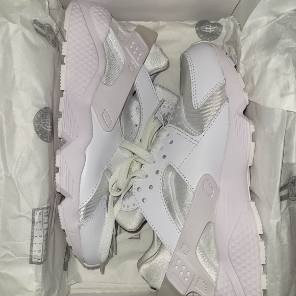 New Women's Nike Air Huarache Size 7 - Picture 2 of 5